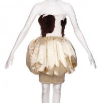Атласная юбка в сочатании с меховым лифом (Лакруа, 1987)