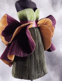 Экзотический цветок из плиссированных тканей (Роберто Капуччи)