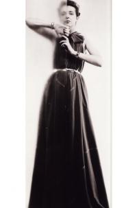 Модельер Клэр Маккарделл демонстрирует платье собственного дизайна