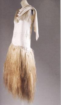 Платье с перьями по мотивам силуэта pouf