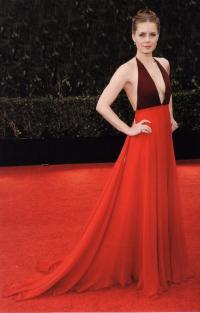 Актриса Эми Адамс в красном платье из коллекции Valentino Couture 2014