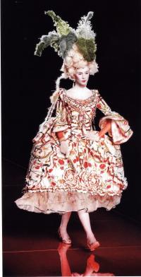 Платье с пышной юбкой-панье (Джон Гальяно, осень/зима  2001-2002 гг для Дома Dior)