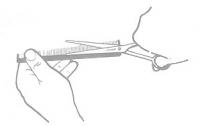 Положение расчёски и ножниц при стрижке с помощью расчёски