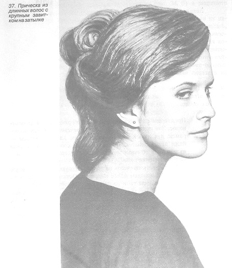 Причёска с крупным завитком на затылке